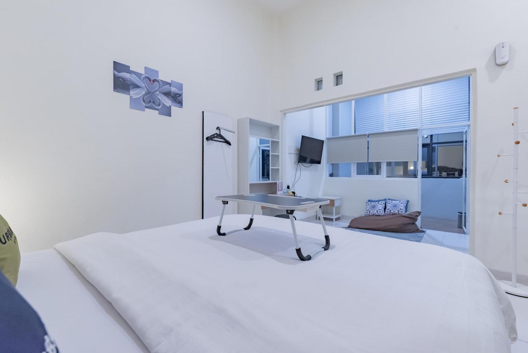 Urbanview Darmo Residence Бандунг Экстерьер фото