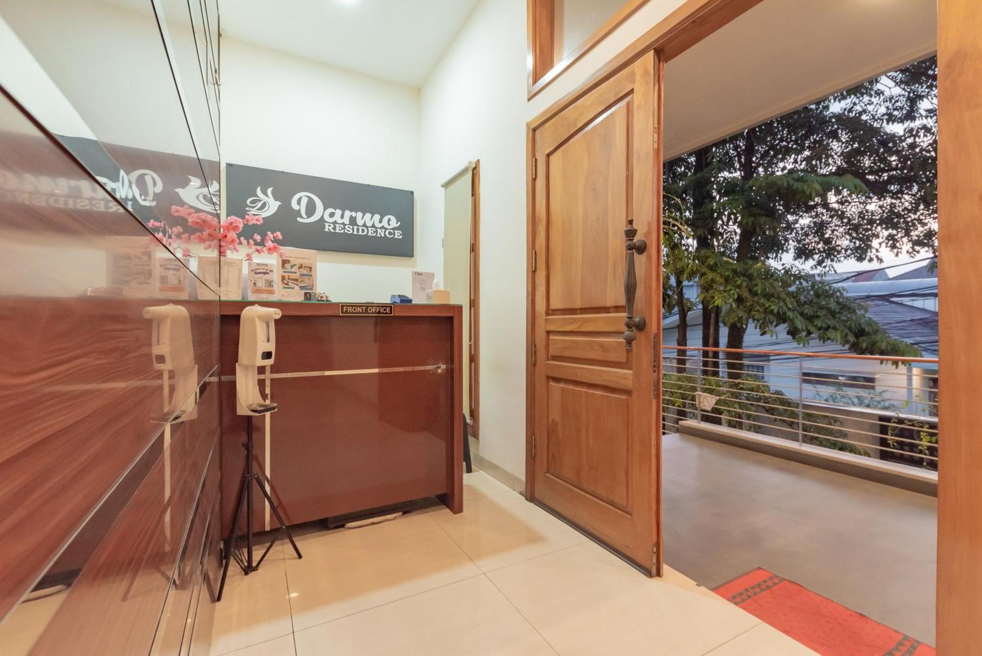 Urbanview Darmo Residence Бандунг Экстерьер фото