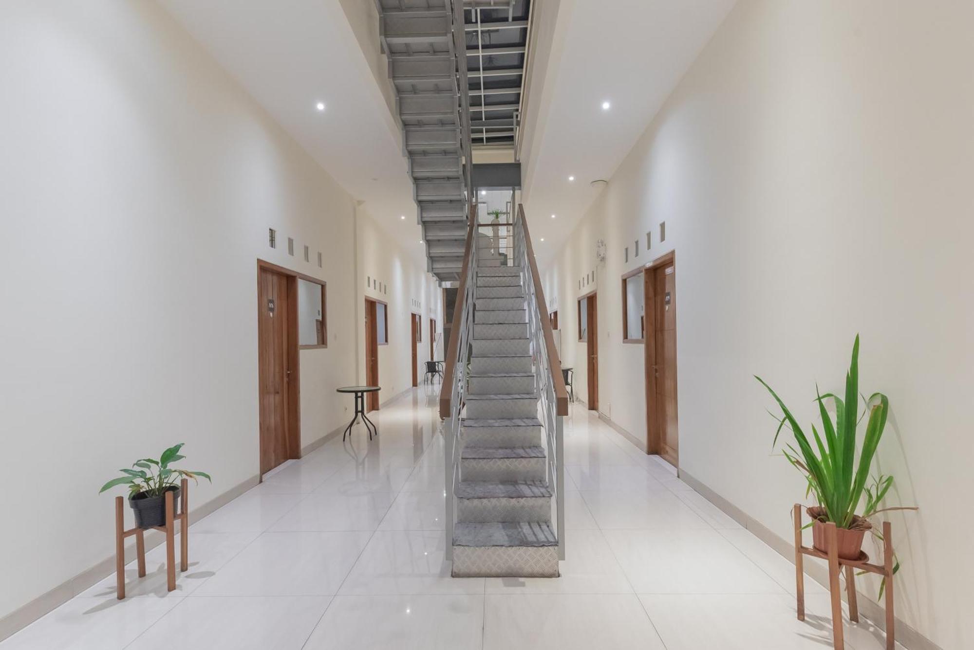 Urbanview Darmo Residence Бандунг Экстерьер фото