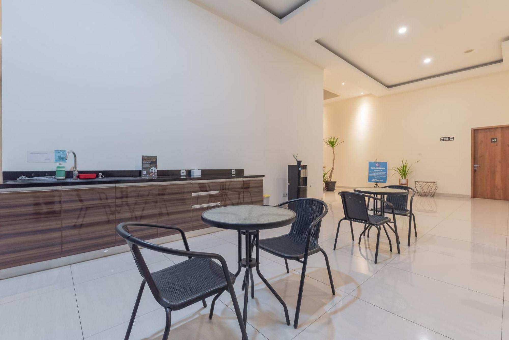 Urbanview Darmo Residence Бандунг Экстерьер фото
