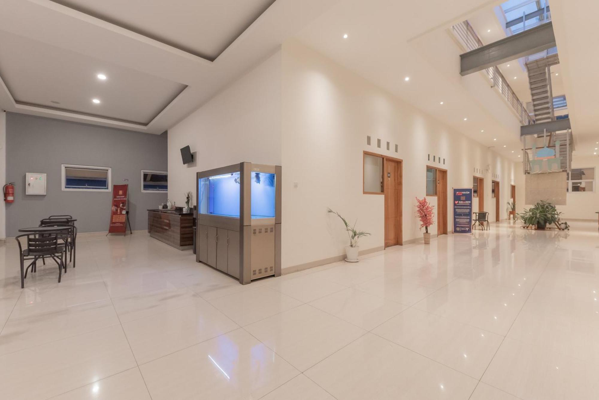 Urbanview Darmo Residence Бандунг Экстерьер фото